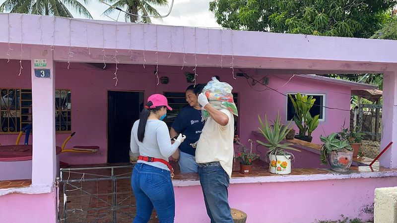 entrega de despensas en las Choapas