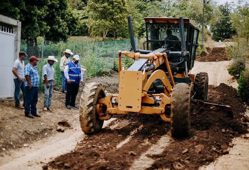 Toño Aguilar supervisa obra