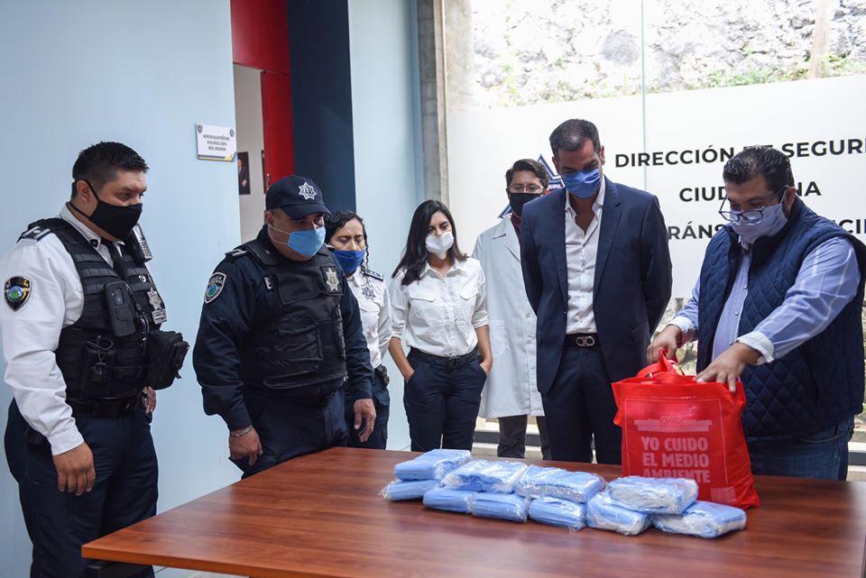 Oxxo dona cubrebocas a policía municipal de Xalapa.